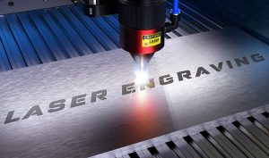 Laserschneiden, Lasergravieren. Metallverarbeitung mit Funken in einer CNC Laser Gravurmaschine. 3D Rendering